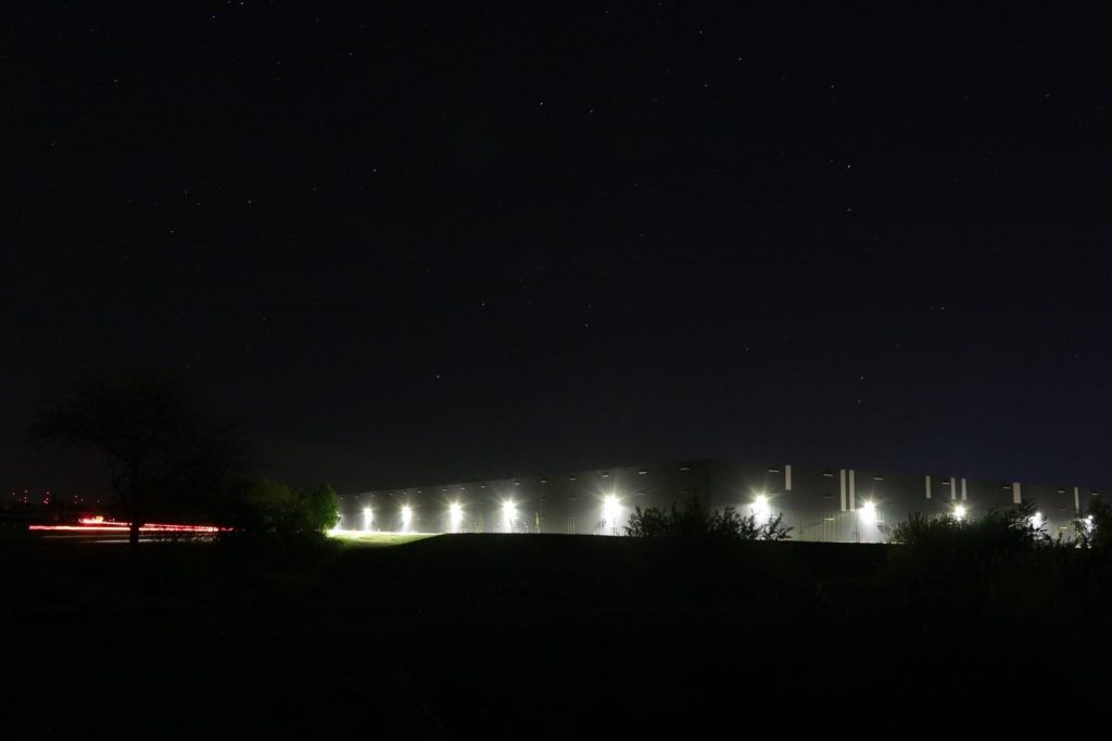 Rundum beleuchtete Logistikhalle in Röthlein.