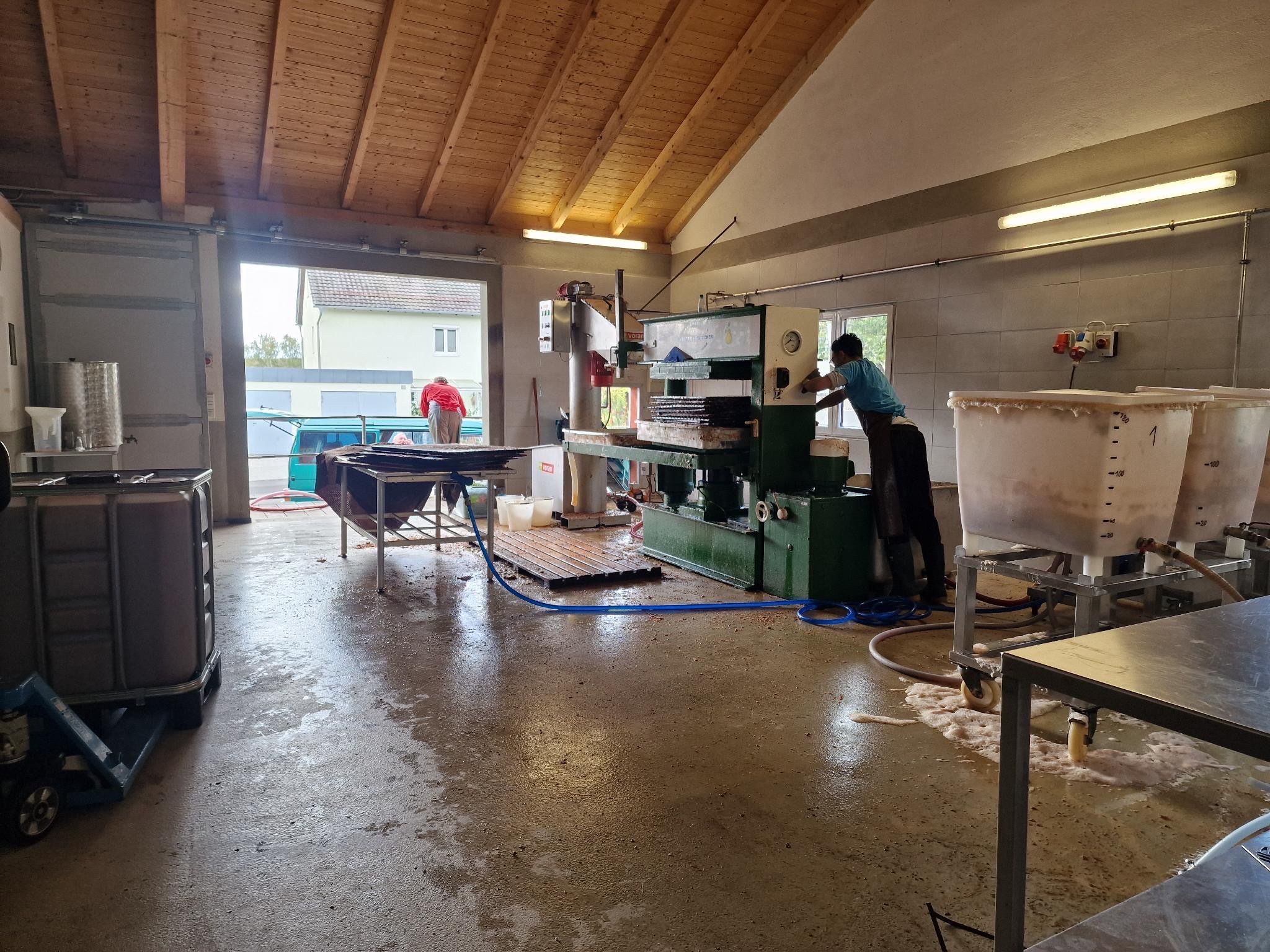 Apfelernte - Presse In einem Raum steht eine Apfelpresse