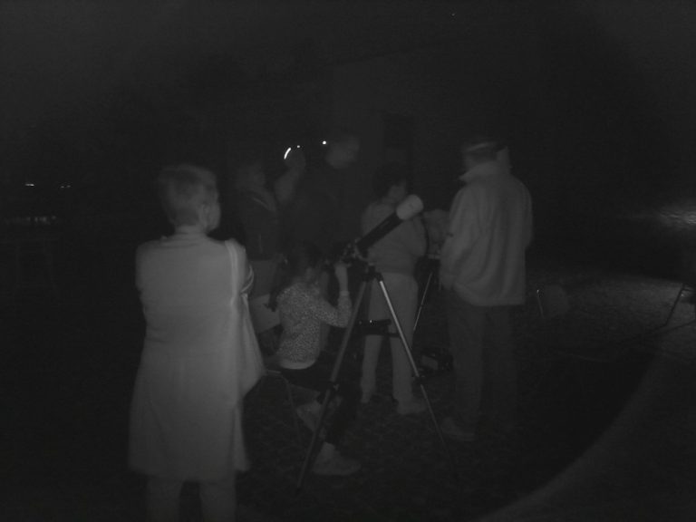 Besucher am Teleskop - Earth Night am 16.9.2013